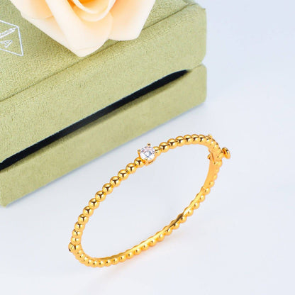 VCA ❤️‍🔥*
Bangle ✨
Master quality 💯
With normal boxes 🗃️ 
50 dhs💓
With master box 📦 
85 dhs💓

Zain216
♥️♥️♥️