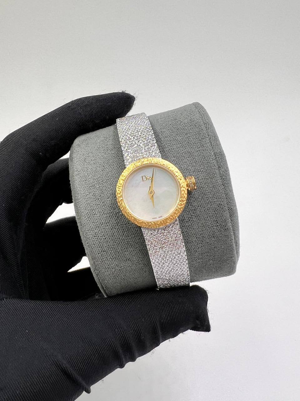Dior

with box 
280 dhs🇦🇪🇦🇪

19mm

Zain85
♥️♥️♥️