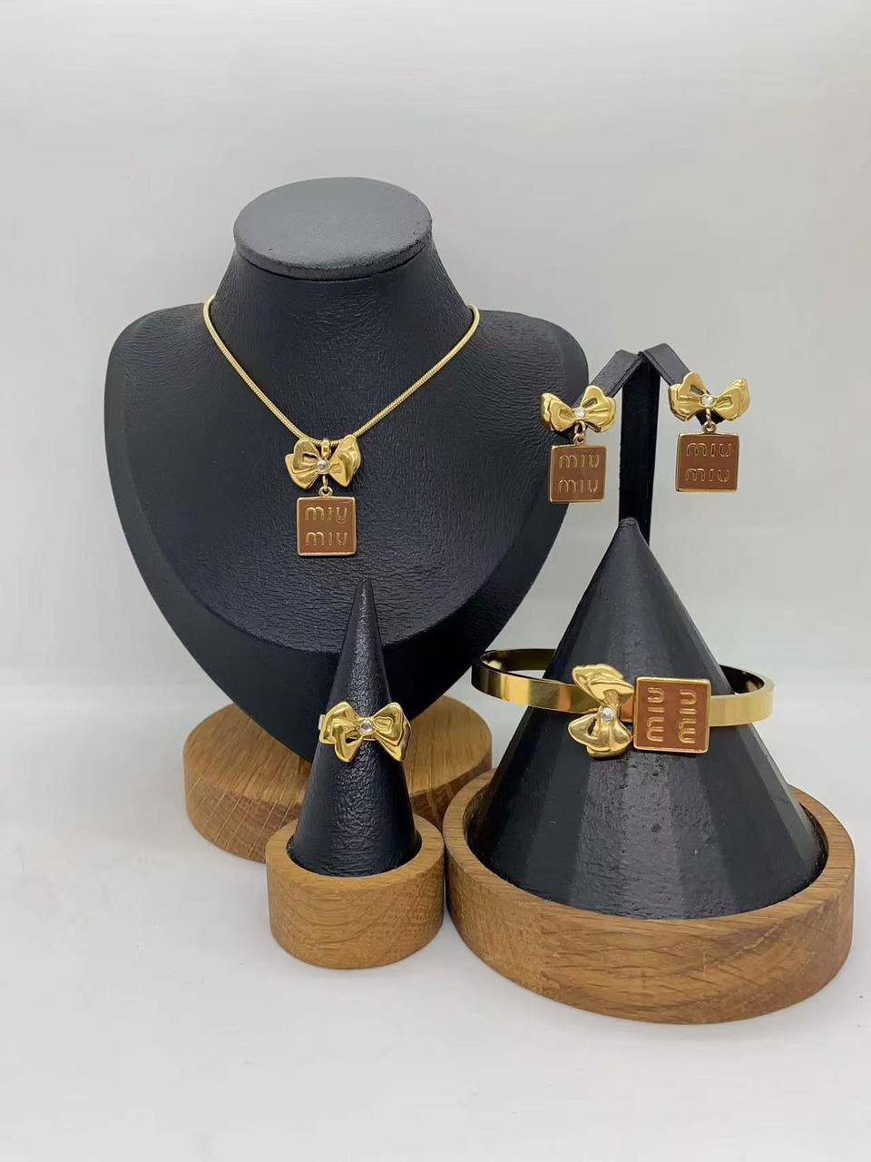Accessories Set
50 dhs🇦🇪🇦🇪

Zain45
♥️♥️♥️