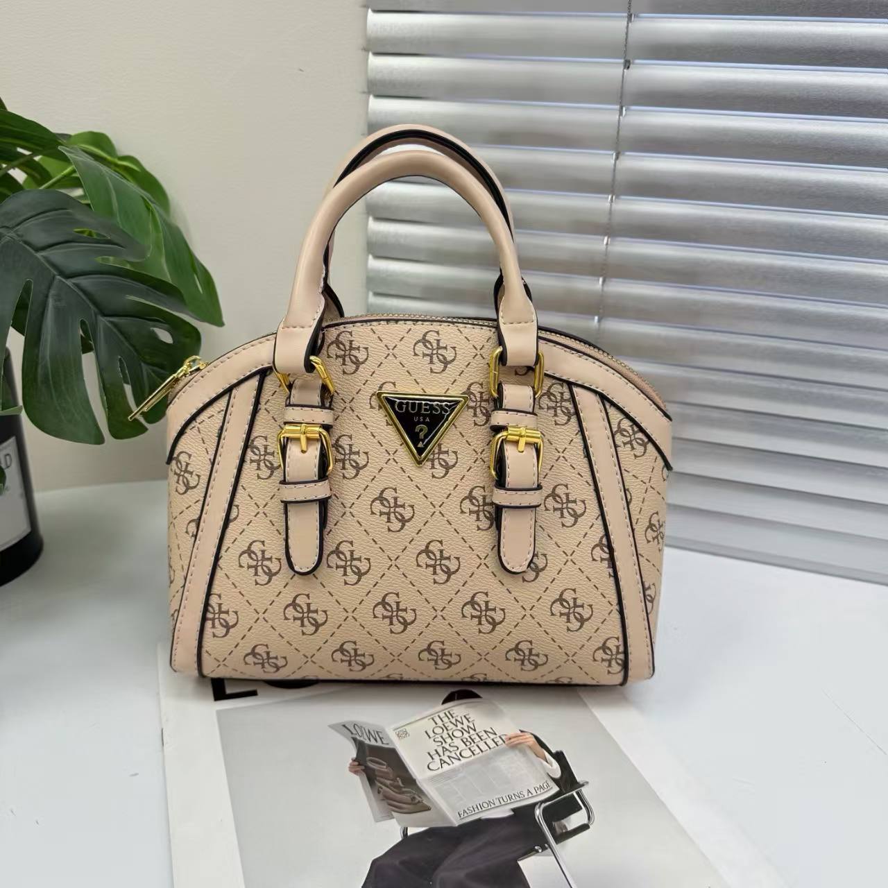 Guess
70 dhs✅

Zain232
♥️♥️♥️