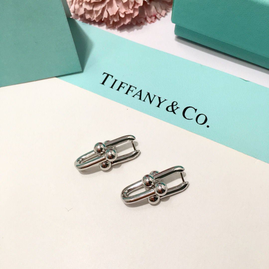 Tiffany ❤️‍🔥*
Earring💥
Master quality 💯
With normal boxes 🗃️ 
50 dhs✅
With master box 📦 
80 dhs✅

Zain216
♥️♥️♥️