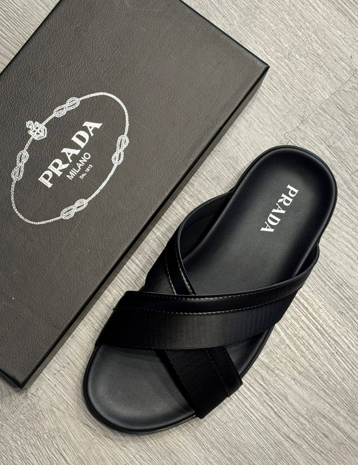 Prada 
Fendi
Slippers

40 to45 

115 dhs🇦🇪🇦🇪

Zain183
♥️♥️♥️
