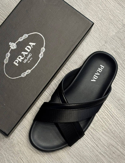 Prada 
Fendi
Slippers

40 to45 

115 dhs🇦🇪🇦🇪

Zain183
♥️♥️♥️