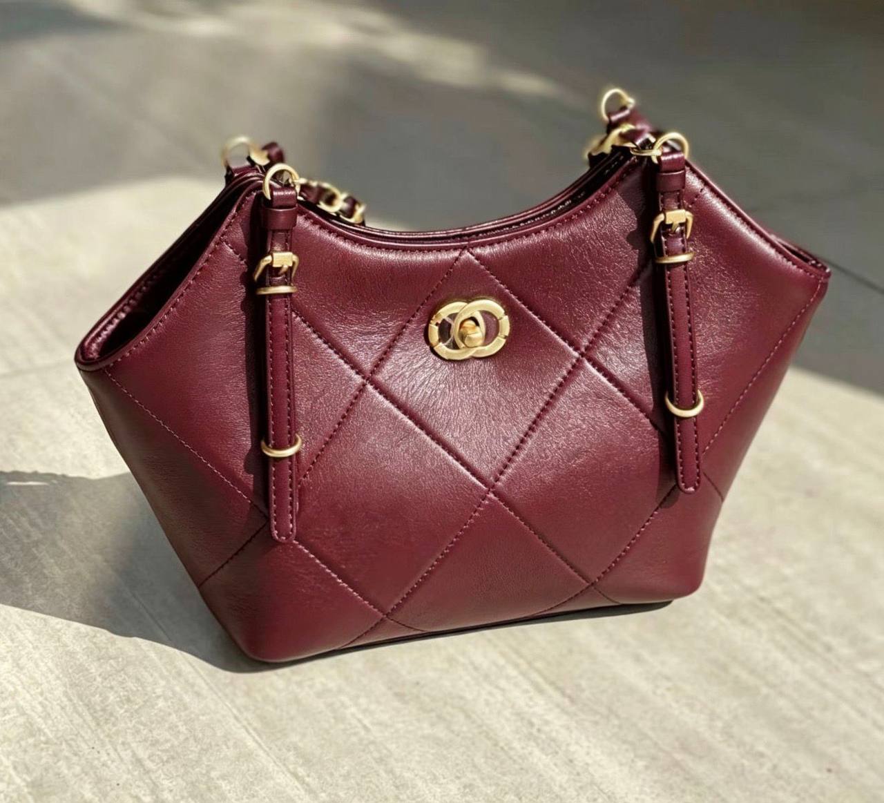 Chanel
90 dhs✅
Good-quality 
Size：28CM

Zain35
♥️♥️♥️