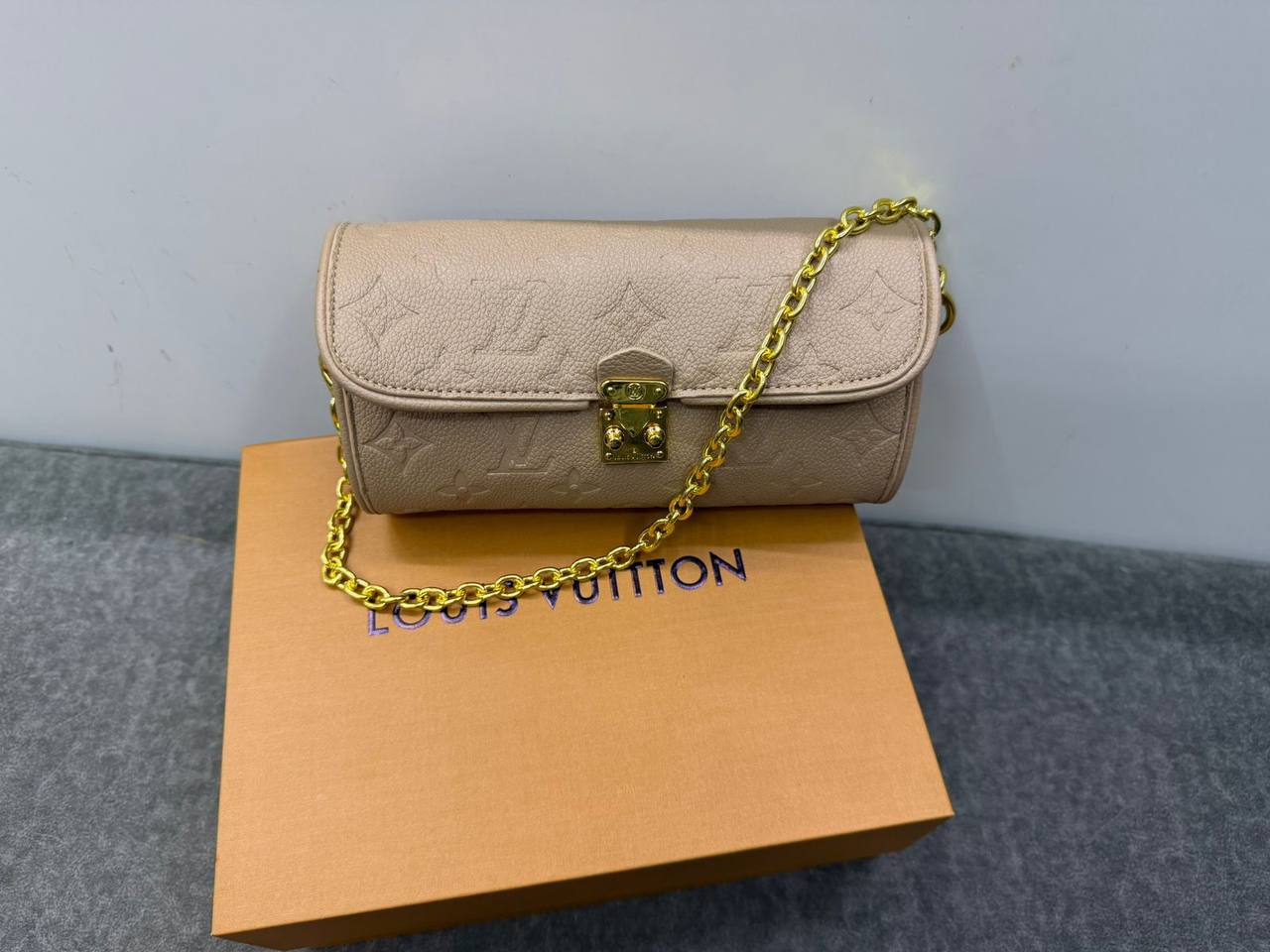 LV

with box
🎁🎁🎁

95 dhs🪙🖤

Zain114
♥️♥️♥️