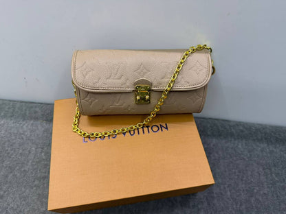 LV

with box
🎁🎁🎁

95 dhs🪙🖤

Zain114
♥️♥️♥️