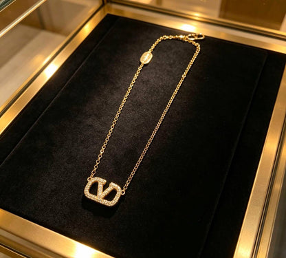 VALENTINO
Necklace & Bracelet 
*MASTER*🍁
With normal box 🎁
100 dhs🇦🇪🇦🇪

With master box🎁
120 dhs🇦🇪🇦🇪

Zain263
♥️♥️♥️