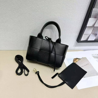 Bottega veneta 

with box 
🎁🎁🎁

90 dhs❤️

Zain177
♥️♥️♥️