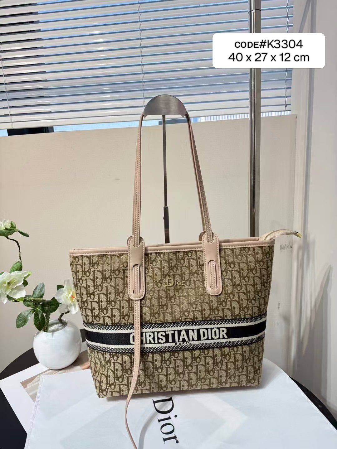 CHRISTIAN DIOR
sʜᴏᴜʟᴅᴇʀ ᴛᴏᴛᴇʙᴀɢ
ᴄᴀɴᴠᴀss & ʟᴇᴀᴛʜᴇʀ ᴍᴀᴛᴇʀɪᴀʟ
ᴡɪᴛʜ ʟᴏɴɢ ʙᴇʟᴛ sᴛʀᴀᴘ
sɪᴢᴇ: 40 cm

75 dhs❣️

Zain31
♥️♥️♥️