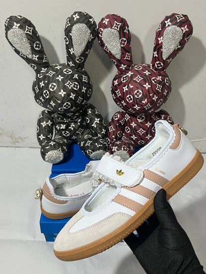 Adidas Samba Jane white and gum 
New Arrivals 🤩
36-41 Available 
190 dhs🇦🇪🇦🇪

Zain242
♥️♥️♥️