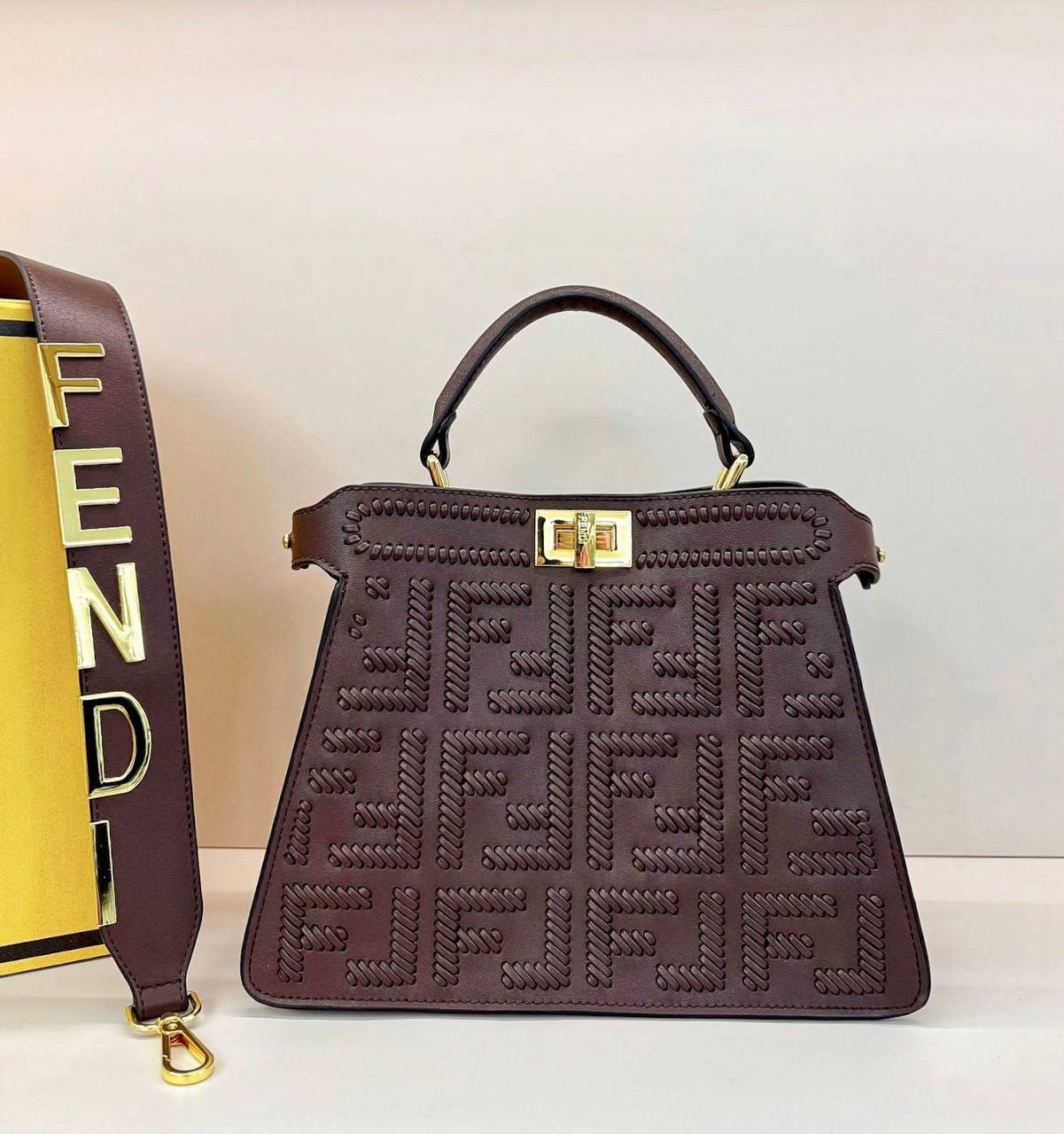 FENDI 
COPY ONE 
WITH BOX 
210 dhs✅

Zain39
♥️♥️♥️