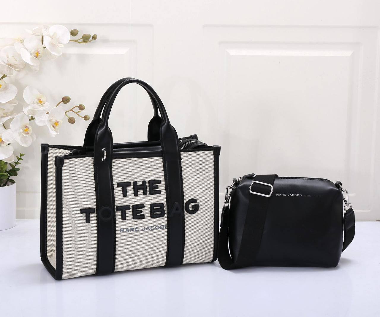 MARC JACOBS 
THE TOTE BAG 
GOOD QUALITY 
120 dhs✅

Zain39
♥️♥️♥️