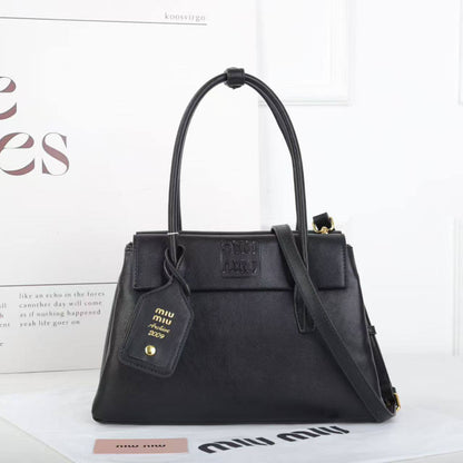 Miu Miu
GOOD QUALITY 
100 dhs🪙🌨️
SIZE 28 CM

Zain200
♥️♥️♥️