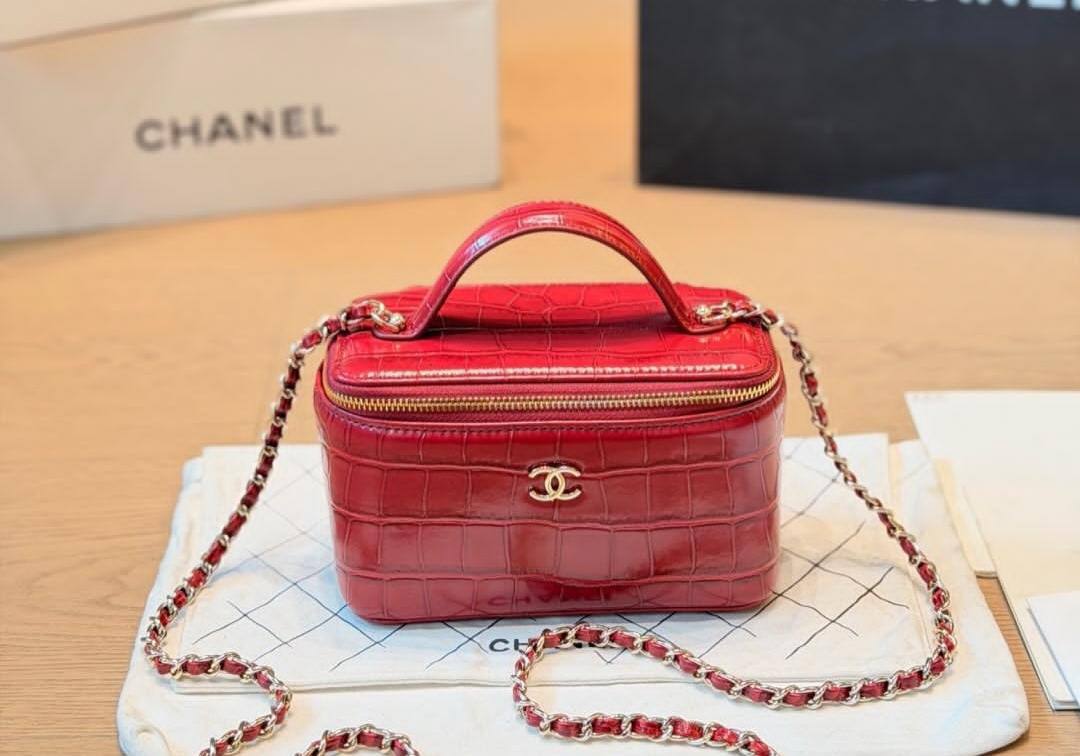 CHANEL

Calfskin Crocodile Vanity Case
Master quality

16 cm 

with double box

190 DHS🇦🇪🇦🇪🇦🇪

Zain95
♥️♥️♥️