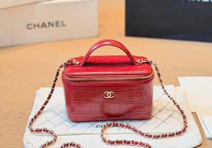 CHANEL

Calfskin Crocodile Vanity Case
Master quality

16 cm 

with double box

190 DHS🇦🇪🇦🇪🇦🇪

Zain95
♥️♥️♥️