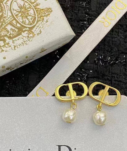 Dior ❤️‍🔥*
Necklace 🦋
Earring🍁
Master quality 💯
With normal boxes 🗃️ 
And paper bag 🛍️
80 dhs🪙🌨️
With master box 📦 
90 dhs🪙🌨️

Zain216
♥️♥️♥️
