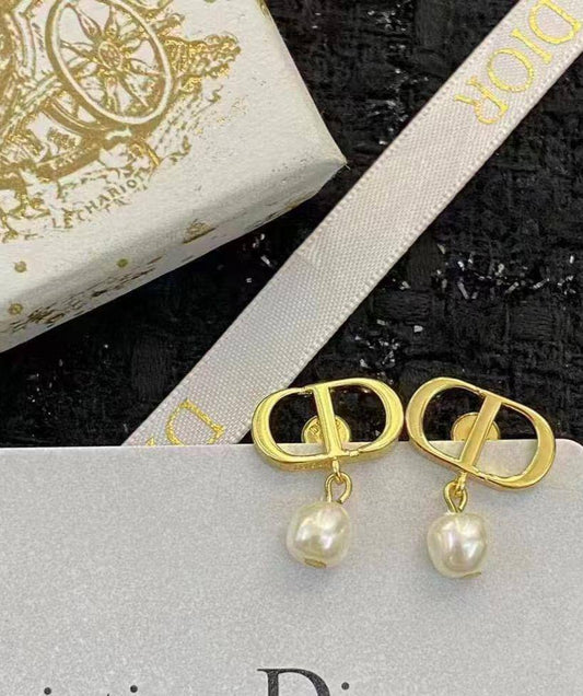 Dior ❤️‍🔥*
Necklace 🦋
Earring🍁
Master quality 💯
With normal boxes 🗃️ 
And paper bag 🛍️
80 dhs🪙🌨️
With master box 📦 
90 dhs🪙🌨️

Zain216
♥️♥️♥️