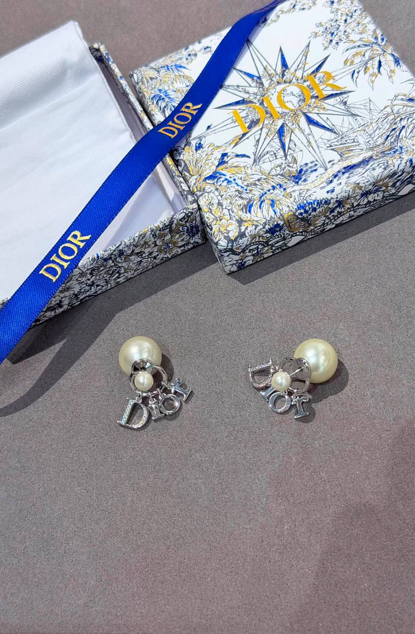Dior
Master Earring
85 dhs✅
normal box🎁

Zain209
♥️♥️♥️