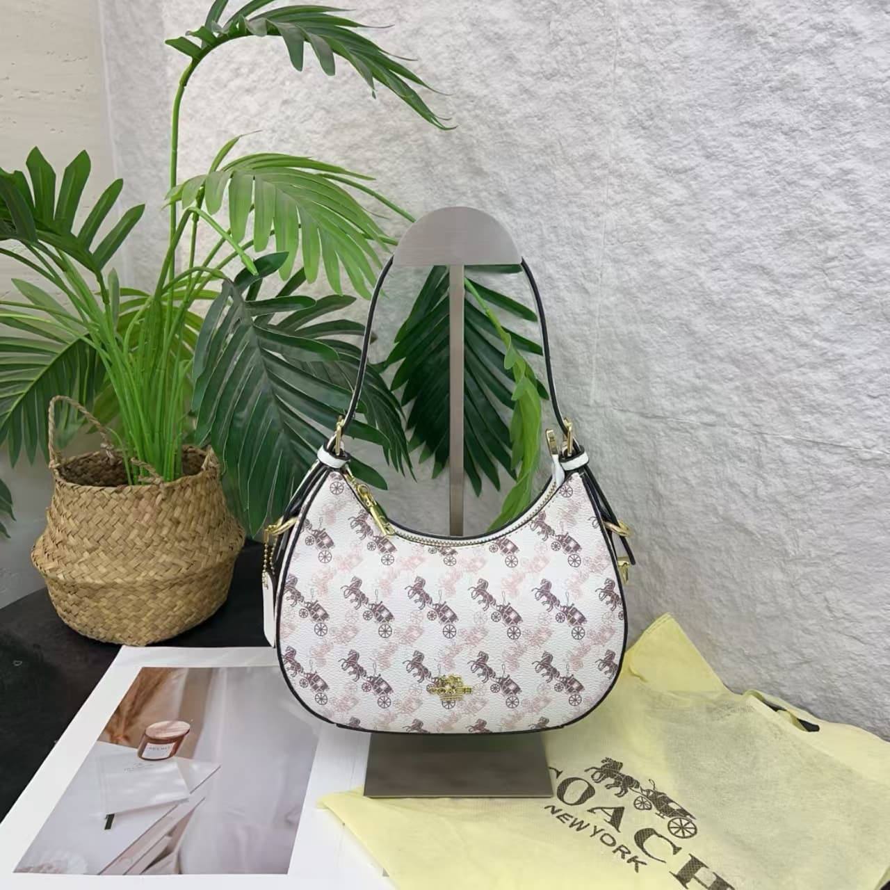 Coach Bags
70 dhs✅

Zain232
♥️♥️♥️