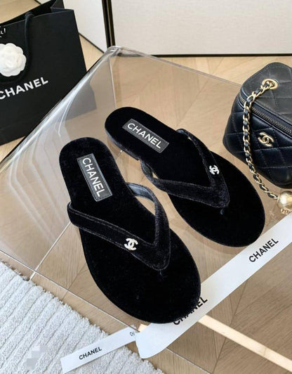 CHANEL
☘️ *SIZE  36  to 41 ☘️                                                                                                       
180 dhs👑

Zain224
♥️♥️♥️