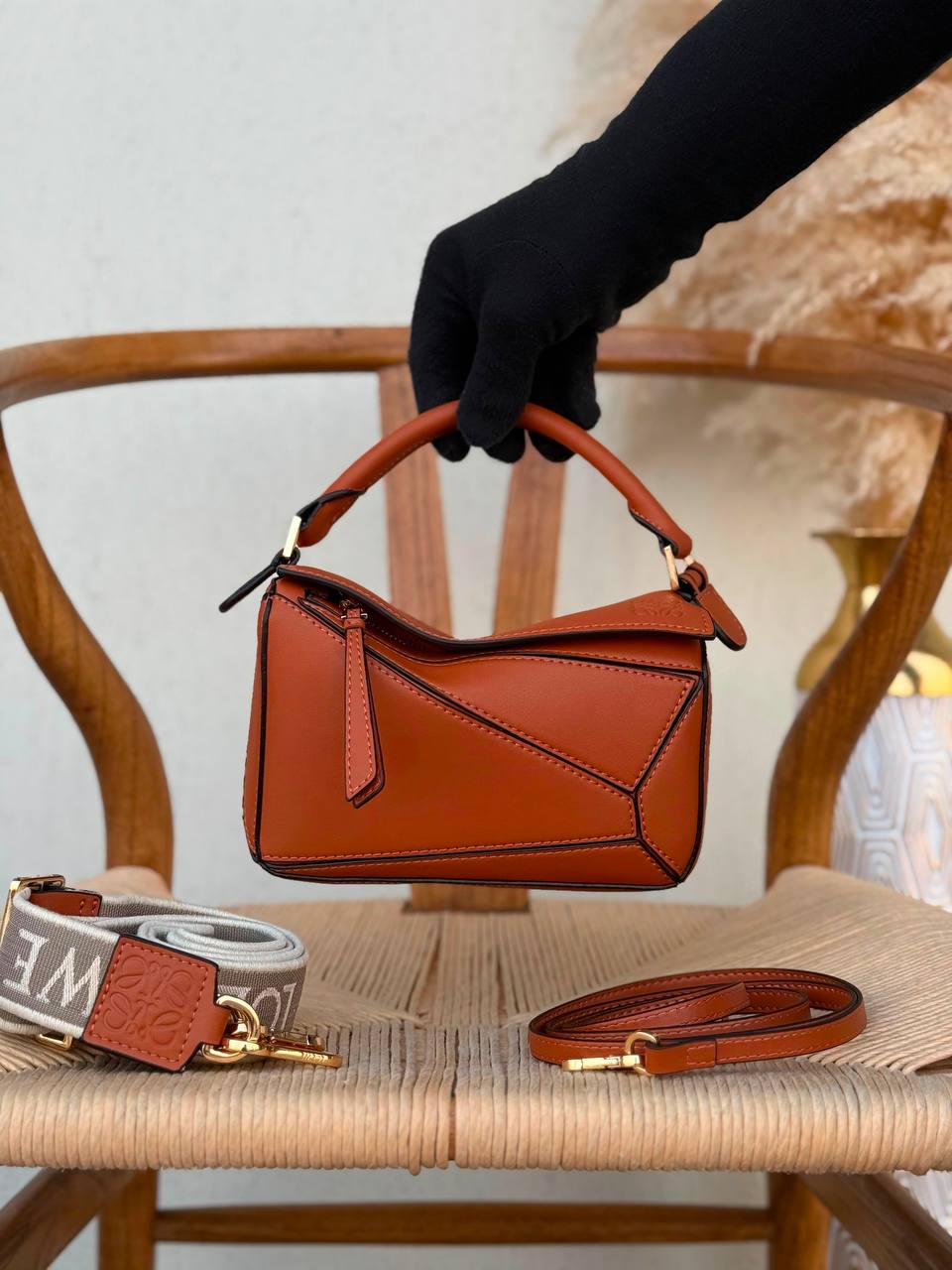 LOEWE
18cm
320 dhs🇦🇪🇦🇪
Top quality 
With box🎁

Zain167
♥️♥️♥️