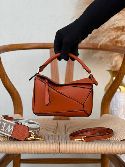 LOEWE
18cm
320 dhs🇦🇪🇦🇪
Top quality 
With box🎁

Zain167
♥️♥️♥️