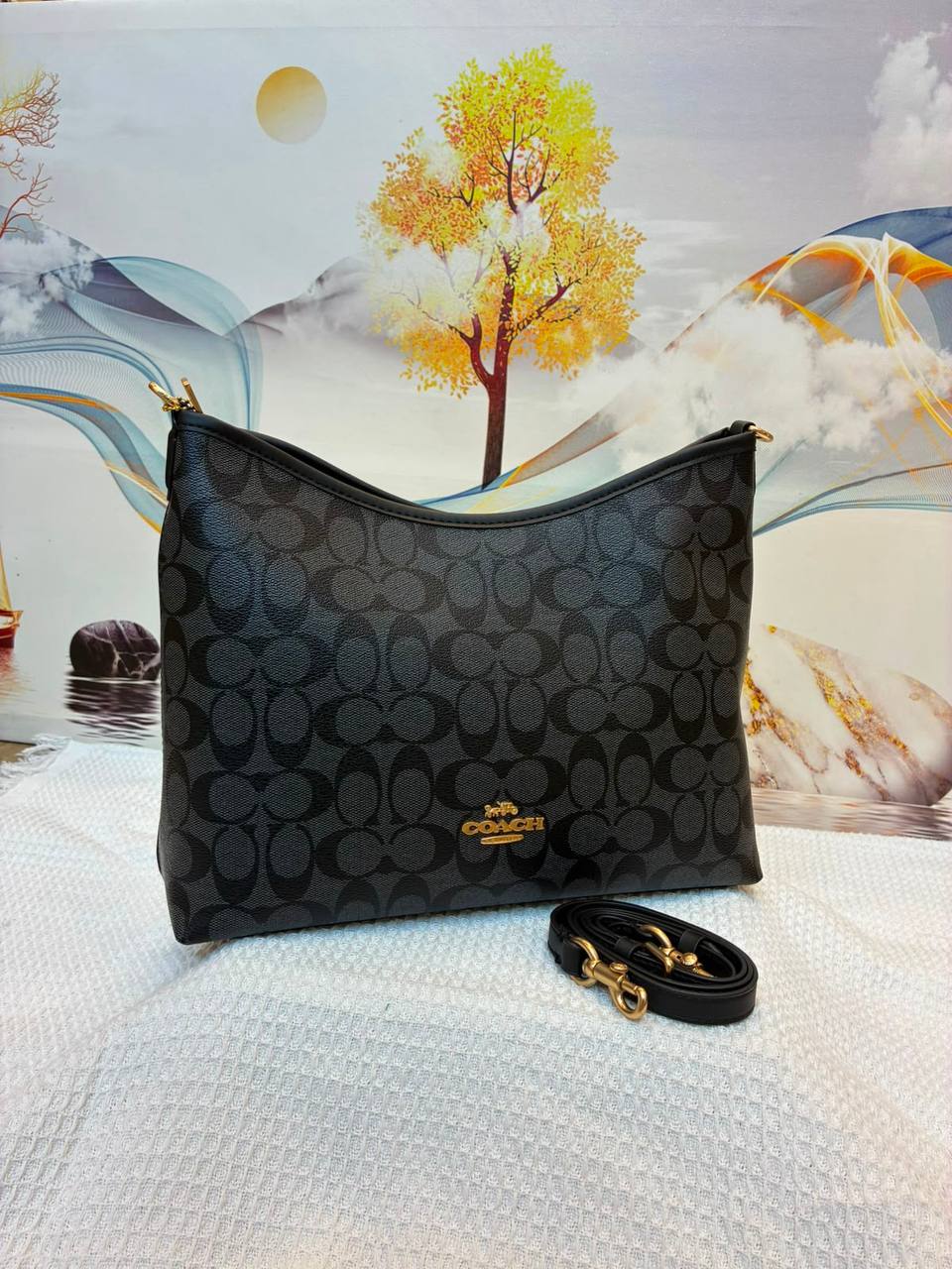 COACH

Best quality 
with box

120 dhs🇦🇪🇦🇪

size 31CM

Zain290
♥️♥️♥️