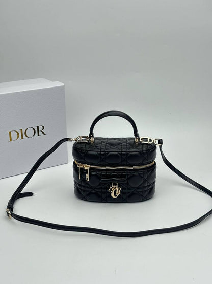 Dior  
Master🌺
Size:17cm  
250 dhs✅

Zain114
♥️♥️♥️