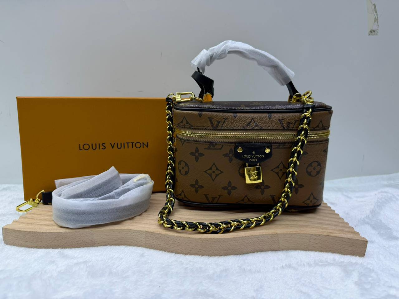 LV
with box
🎁🎁🎁

Size 19*12cm
95 dhs🇦🇪

Zain114
♥️♥️♥️