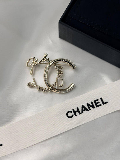 *CHANEL*  🤍

🆕🎉🥳🎊🆕
* BROOCH, Clip , Pin
* Gold-Finish Metal (Gold Plated)

* ⁠↗️ *Super Master Quality ®️* 🫆

*75 dhs💚* with *Normal* Box & Bag
*95 dhs💚* with *Orignal* Packaging 🎁

Zain209
♥️♥️♥️