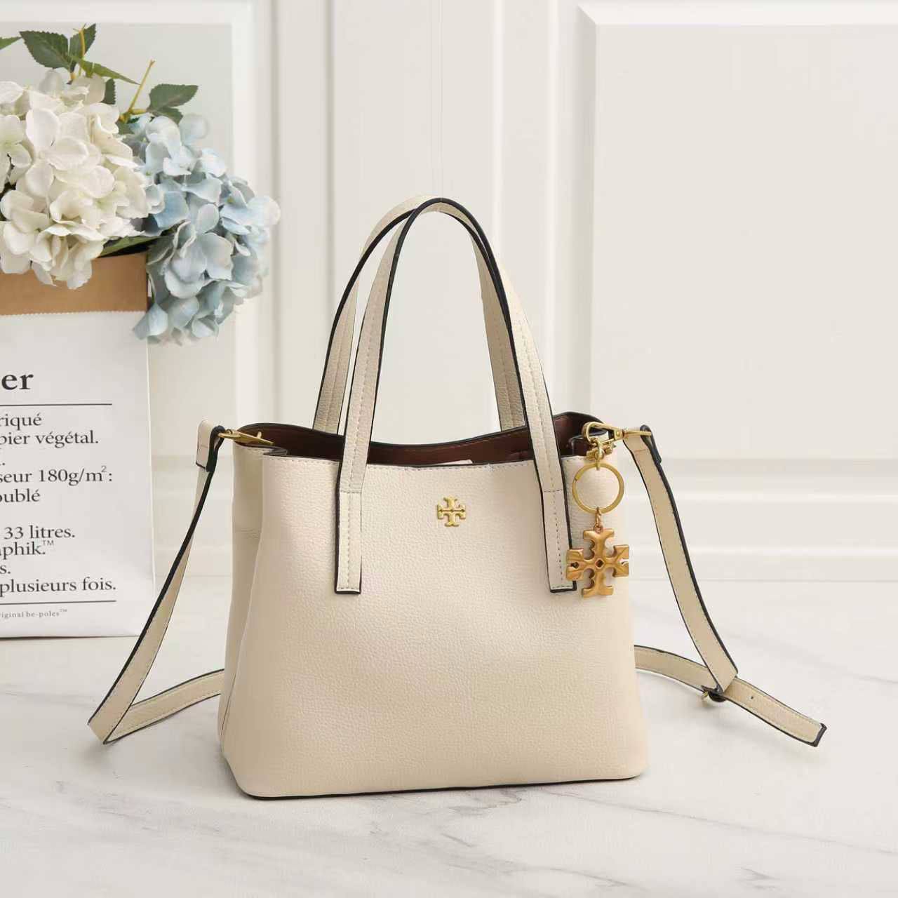 TORY BURCH 
90 dhs✅
24cm

Zain72
♥️♥️♥️