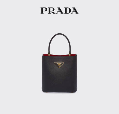 Prada
115 dhs✅

Good-quality 

with box
🎁🎁🎁

Zain35
♥️♥️♥️