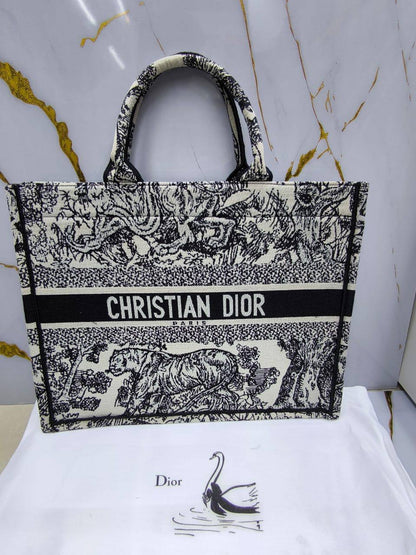 Dior

110 dhs✅

with box
🎁🎁🎁

Zain203
♥️♥️♥️
