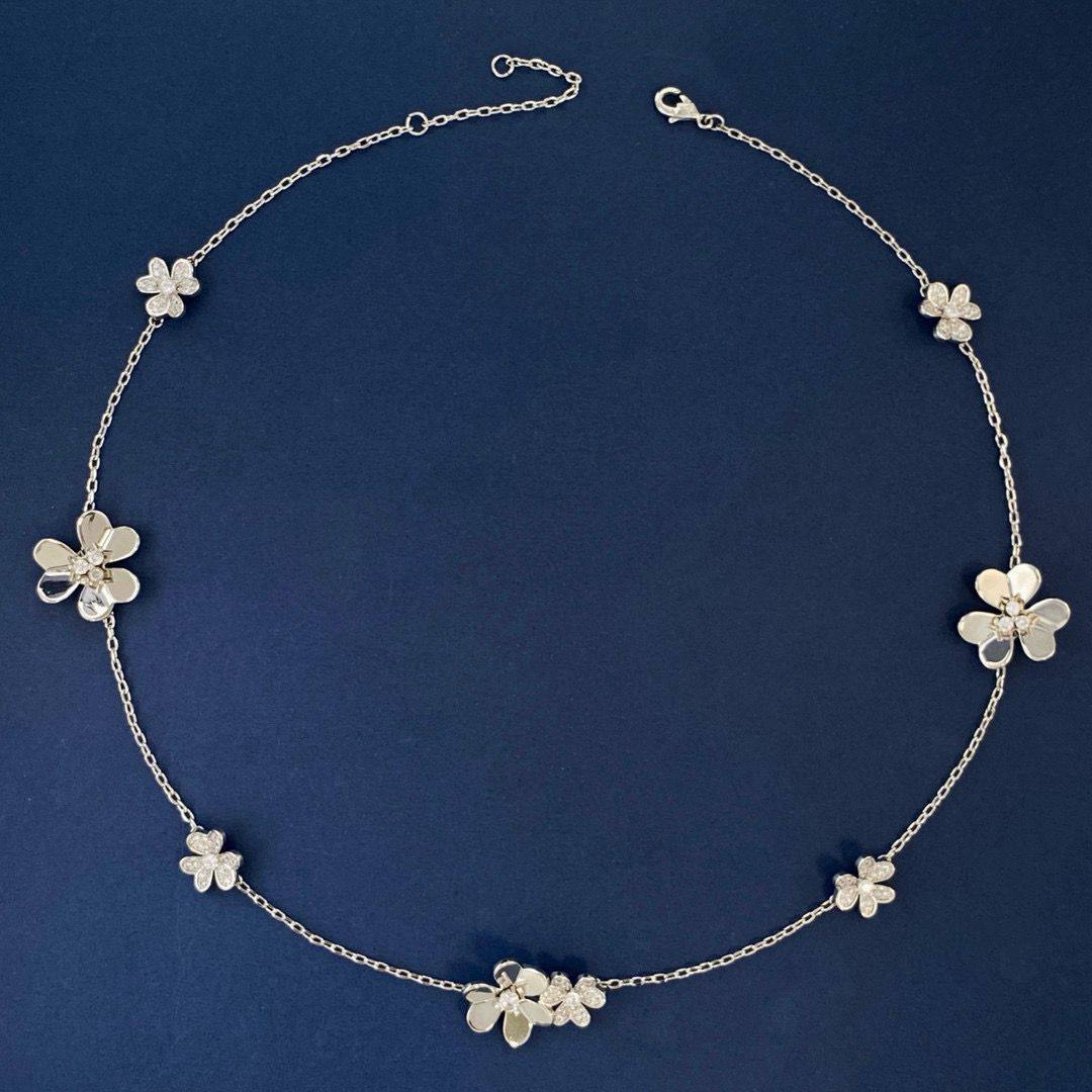 VCA ❤️‍🔥*
Necklace 🐦‍🔥
Master quality 💯
With normal boxes 📦 
125 dhs✅
With master box 🗃️ 
150 dhs✅

Zain216
♥️♥️♥️