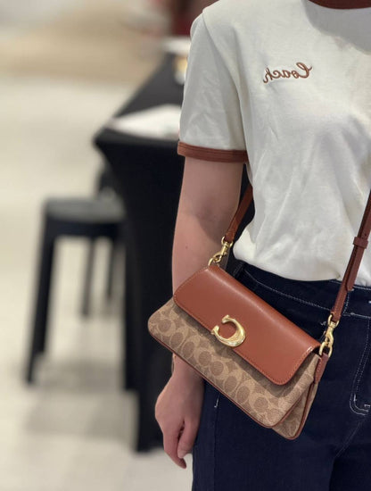 COACH 

NEW CAME 

GOOD QUALITY 

WITH BOX 
🎁🎁🎁

90 dhs👑
Size:25cm

Zain39
♥️♥️♥️
