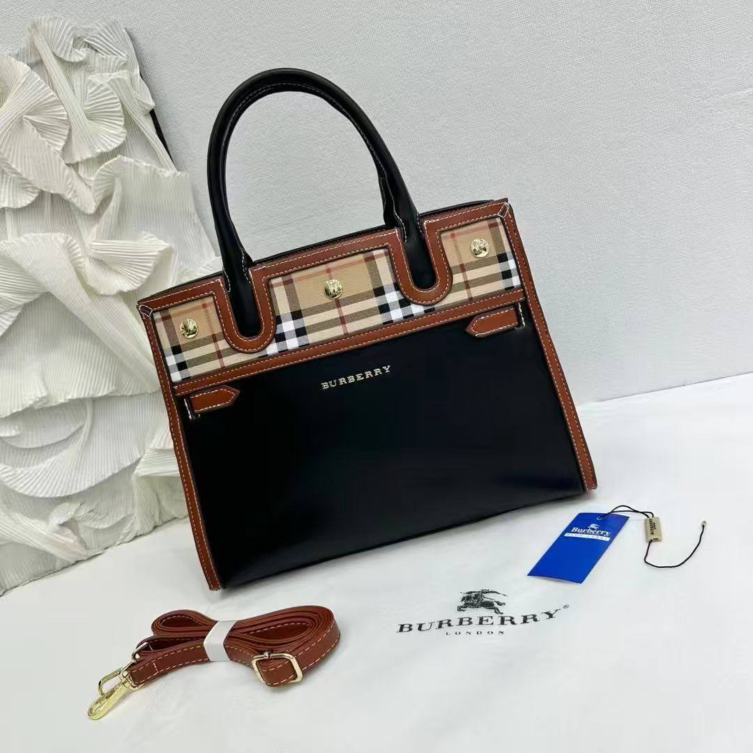 BURBERRY 
GOOD QUALITY 
115 dhs🪙🖤

Zain200
♥️♥️♥️