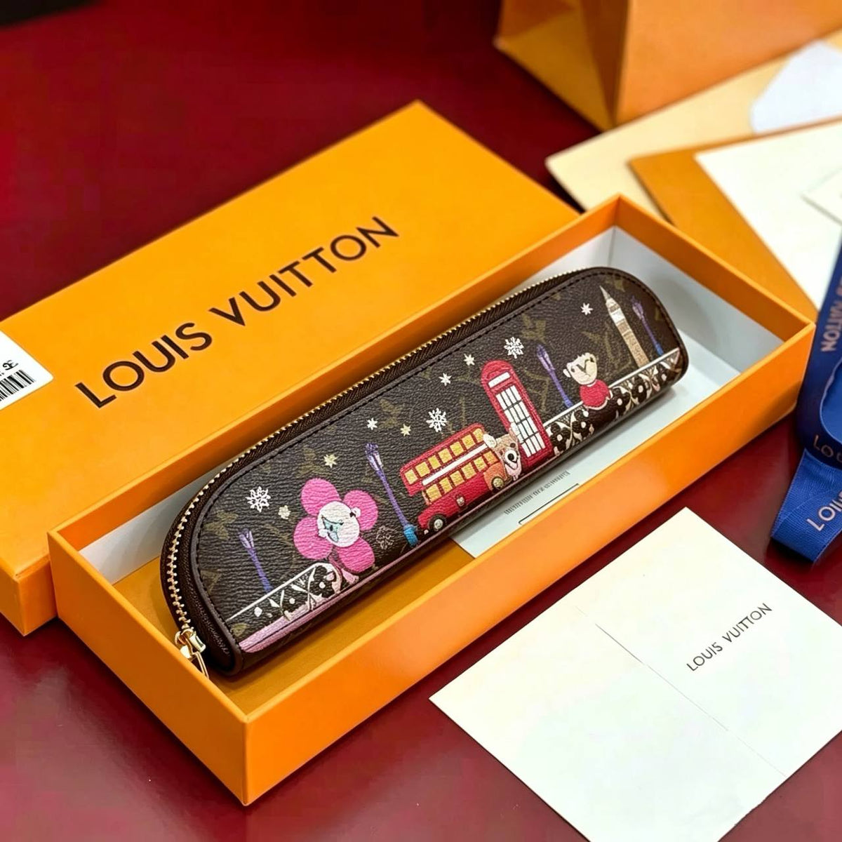 LOUIS VUITTON 

PEN BAG 

NEW CAME 
GOOD QUALITY 
WITH BOX 

55 dhs🇦🇪🇦🇪

Zain295
♥️♥️♥️