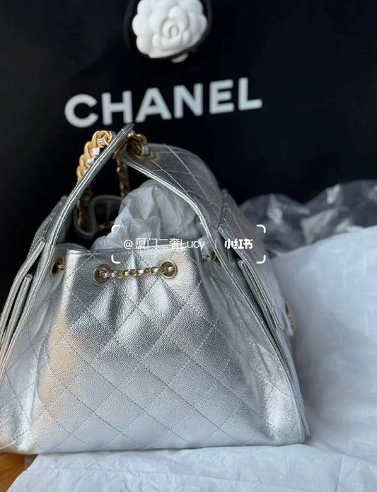 Chanel 
good quality, size... 28 * 35 cm
110 dhs❣️

Zain12
♥️♥️♥️