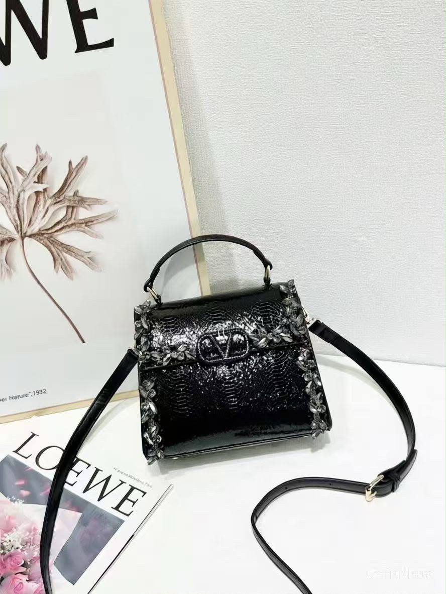 Valentino 

125 dhs🇦🇪🇦🇪

Zain35
♥️♥️♥️