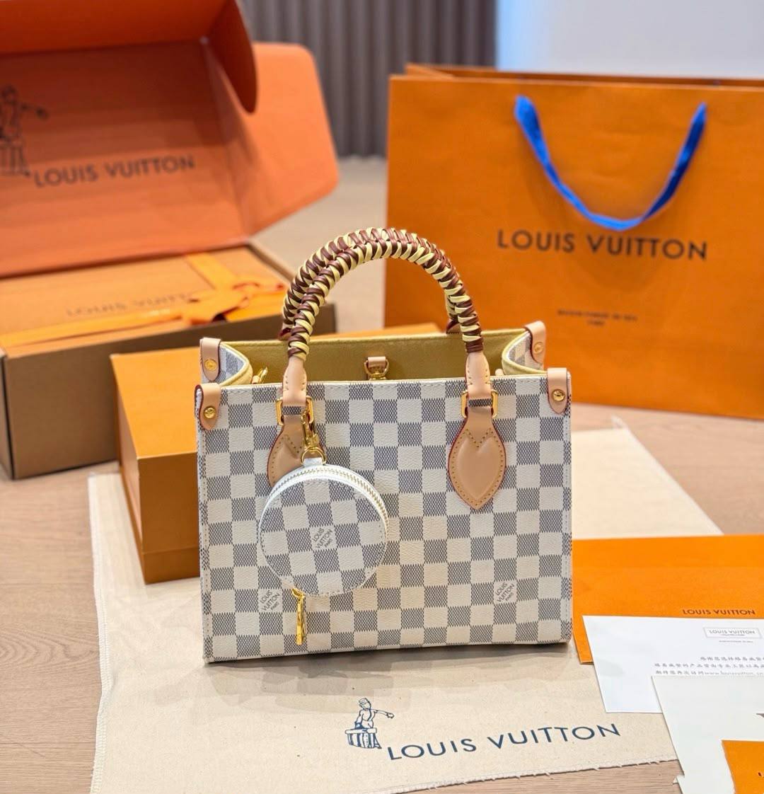 LV
 NEW DESIGN NASTER QUALITY 
260 dhs✅

Zain295
♥️♥️♥️