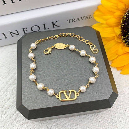 Valentino Set 
Necklace 
Bracelet 
Earrings
140 dhs🪙💚 
with Same box And Paper Bag Dust Bag

Zain89
♥️♥️♥️