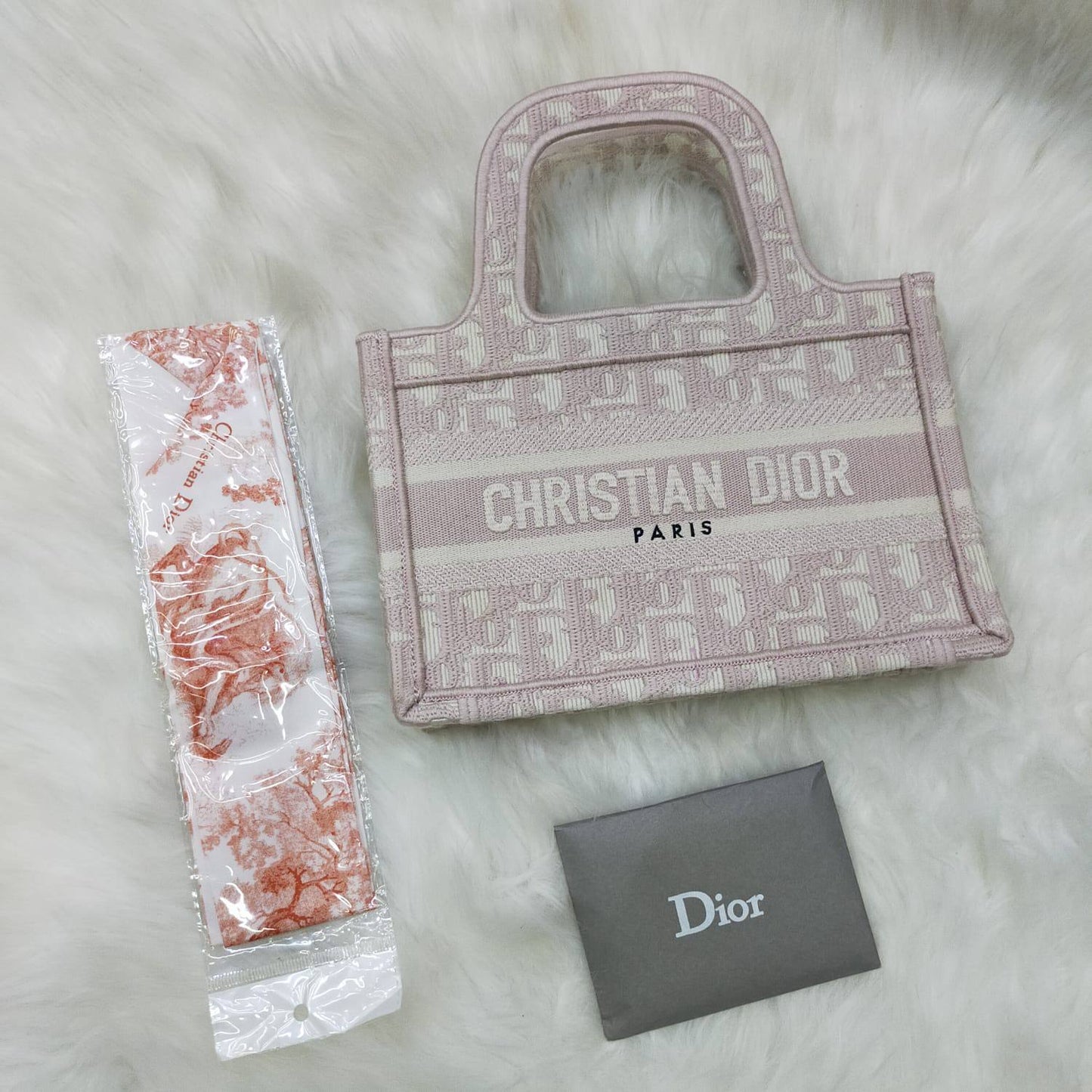 Dior 
90 dhs❣️
Good quality 👌

Zain235
♥️♥️♥️