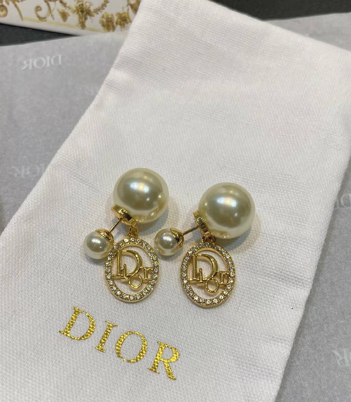 Dior ❤️‍🔥*
Earring 🦋
Master quality 💯
With normal boxes 🗃️ 
45 dhs✅
With master box 📦 
60 dhs✅

Zain216
♥️♥️♥️
