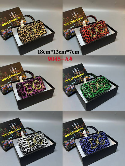 Dolce&Gabbana 

new came good quality

 with box 
🎁🎁🎁

90 dhs💓

Zain39
♥️♥️♥️