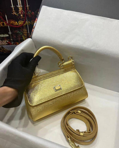 D&G
95 dhs🪙
size：20CM
Good quality 

with box
🎁🎁🎁

Zain35
♥️♥️♥️