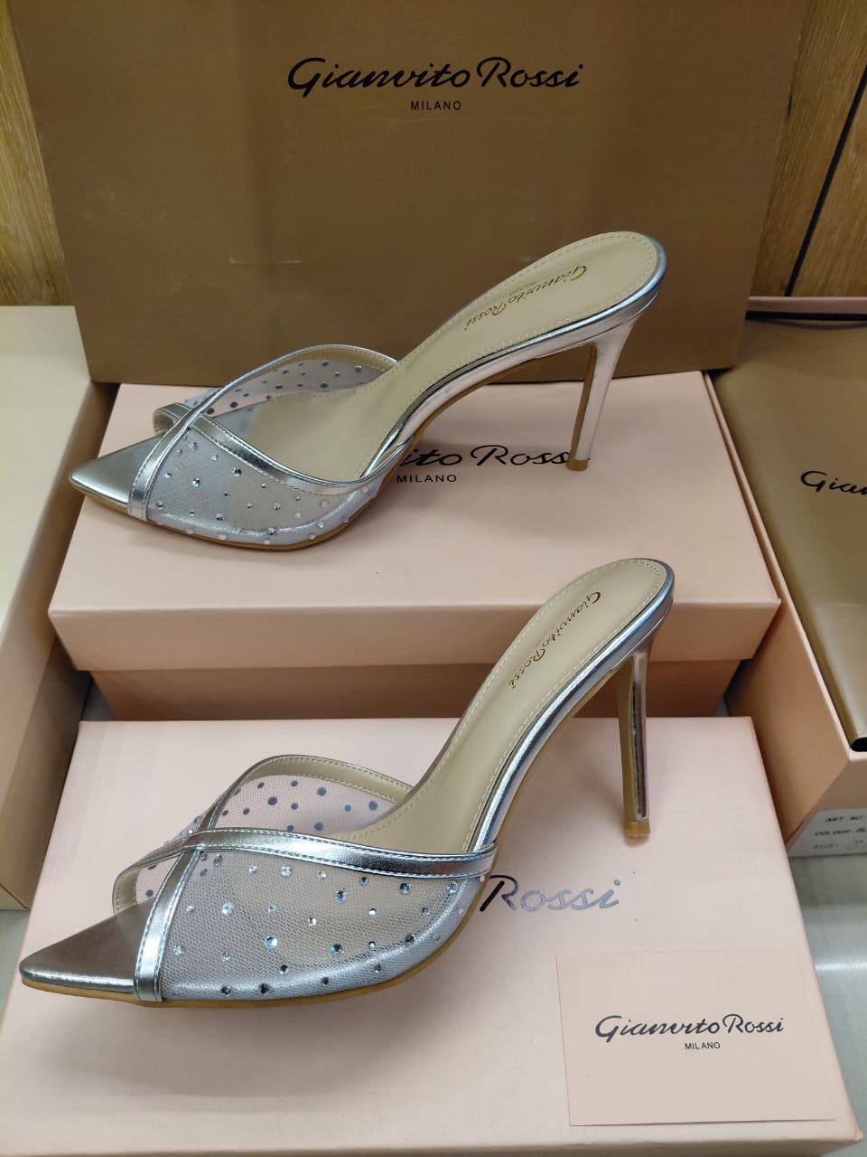 Gianvito Rossi 9cs
High Heel New Arrived 
High Quality 
Size 36 To 41

100DHS🇦🇪🇦🇪🇦🇪

Zain120
♥️♥️♥️