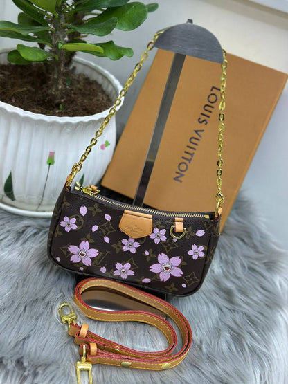 LV
SIZE  ……… 20CM🥰
85 dhs🪙🌨️

with BOX🌷
🎁🎁🎁

Zain244
♥️♥️♥️