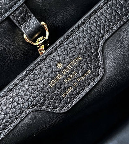 LV NEW CAME HIGH QUALITY WITH BOX 
150 dhs🇦🇪🇦🇪

Zain295
♥️♥️♥️