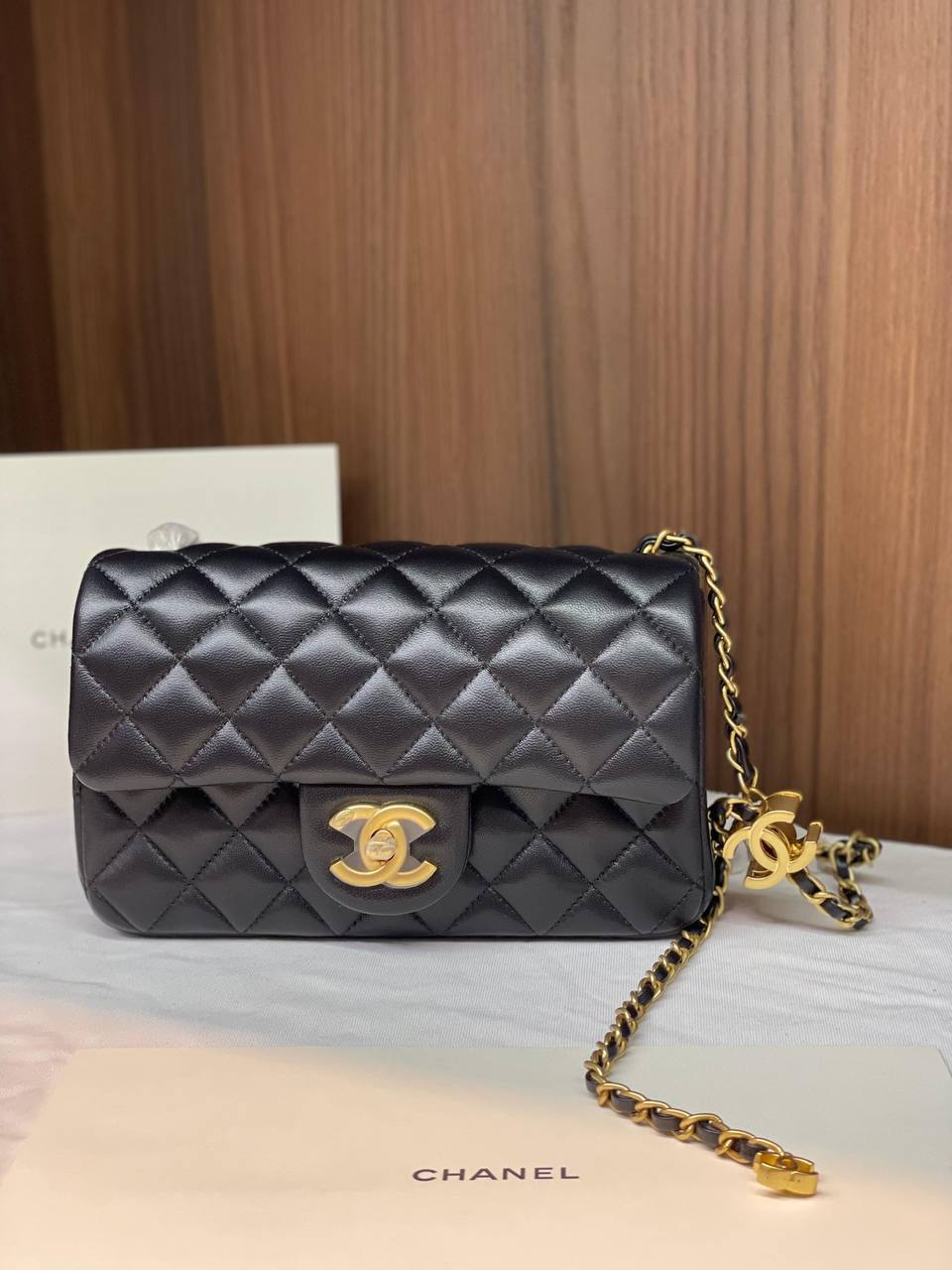 Chanel
   •Super Master Quality 
   •Size:20cm,23cm
800 dhs❤️
900 dhs❤️

Zain255
♥️♥️♥️