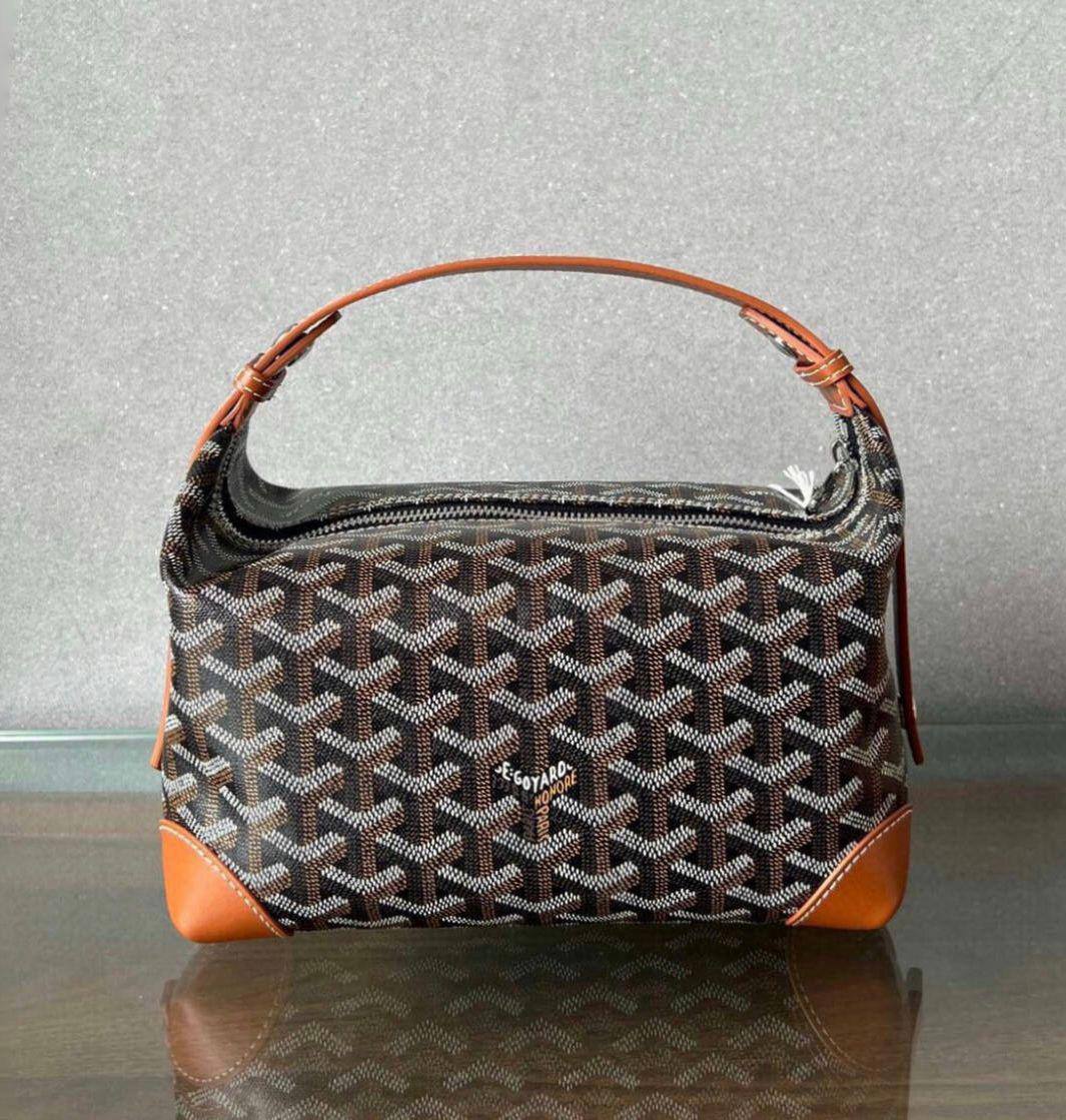 Goyard 
good quality 
with box 
🎁🎁🎁

120 dhs✅

Size : 25cm

Zain295
♥️♥️♥️